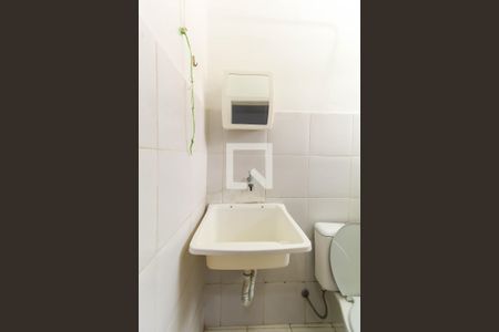 Banheiro de kitnet/studio para alugar com 1 quarto, 14m² em Vila Bertioga, São Paulo