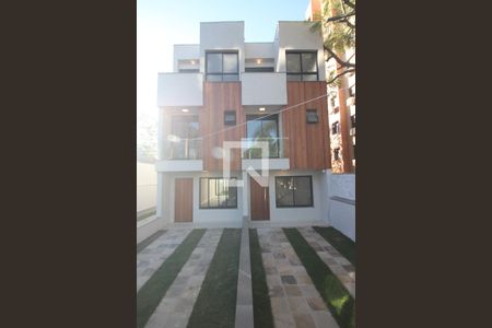 Fachada de casa de condomínio à venda com 3 quartos, 167m² em Tristeza, Porto Alegre