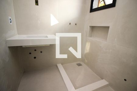 Banheiro suíte 1 de casa de condomínio à venda com 3 quartos, 167m² em Tristeza, Porto Alegre