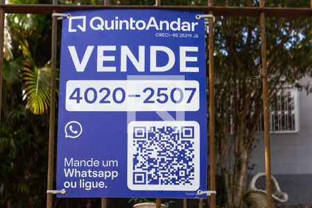 Fachada de casa à venda com 3 quartos, 151m² em Teresópolis, Porto Alegre
