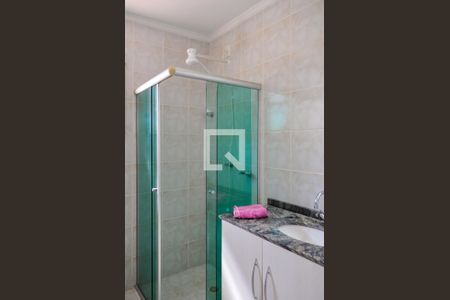 Banheiro social de casa de condomínio à venda com 2 quartos, 200m² em Hípica, Porto Alegre