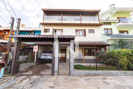 Fachada de casa à venda com 3 quartos, 375m² em Guarujá, Porto Alegre