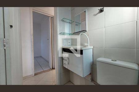Banheiro de apartamento para alugar com 2 quartos, 52m² em Vila Maria Augusta, Itaquaquecetuba