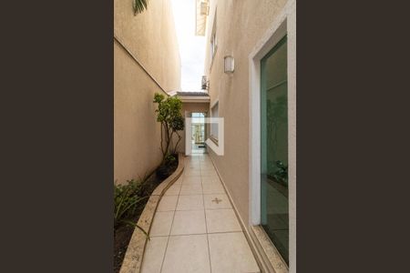 Corredor Lateral de casa à venda com 4 quartos, 430m² em Jardim Maria Helena, Guarulhos
