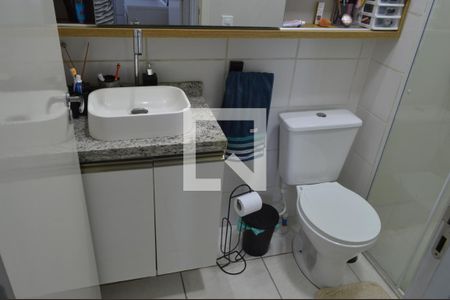 Banheiro de apartamento para alugar com 2 quartos, 45m² em Curicica, Rio de Janeiro