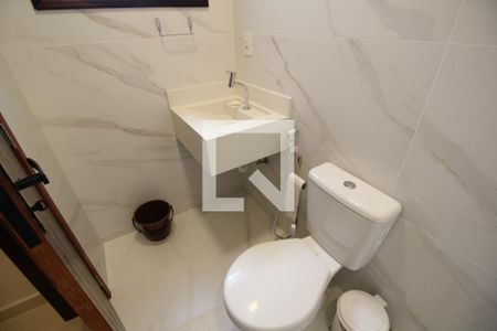 Banheiro de Serviço de casa de condomínio à venda com 4 quartos, 370m² em Taquara, Rio de Janeiro