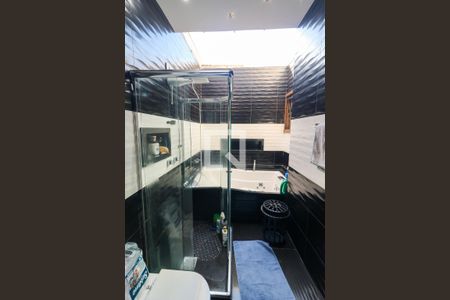 Banheiro da Suíte de casa à venda com 4 quartos, 400m² em Medianeira, Porto Alegre
