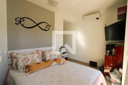 Suíte de casa à venda com 4 quartos, 400m² em Medianeira, Porto Alegre