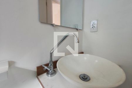 Banheiro de apartamento à venda com 2 quartos, 47m² em Loteamento Parque São Martinho, Campinas