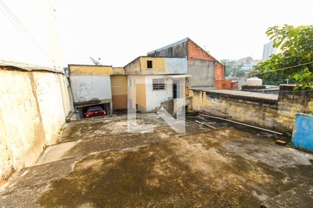 Quintal de casa à venda com 3 quartos, 150m² em Vila Carmosina, São Paulo