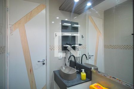 Banheiro de apartamento à venda com 2 quartos, 44m² em Morro Santana, Porto Alegre