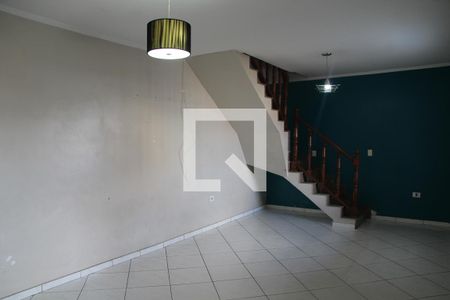 Sala escada acesso aos Quartos de casa para alugar com 3 quartos, 250m² em Parque Jurema, Guarulhos