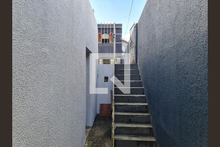 Escada acesso ao imovel de casa para alugar com 3 quartos, 250m² em Parque Jurema, Guarulhos