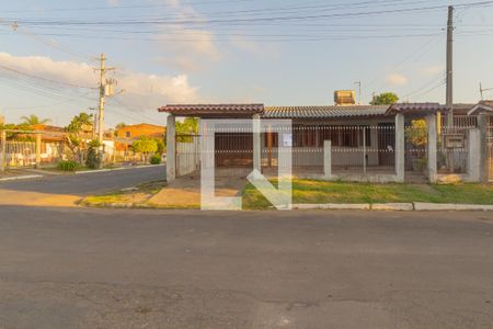 Fachada de casa à venda com 4 quartos, 220m² em Guajuviras, Canoas