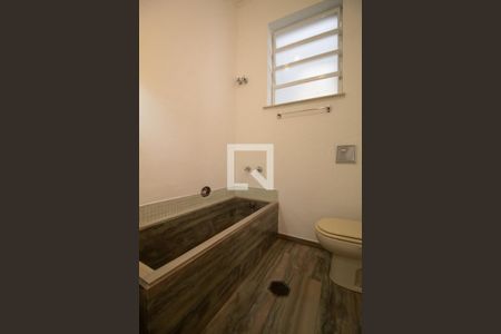 Banheiro social de casa de condomínio para alugar com 4 quartos, 200m² em Botafogo, Rio de Janeiro