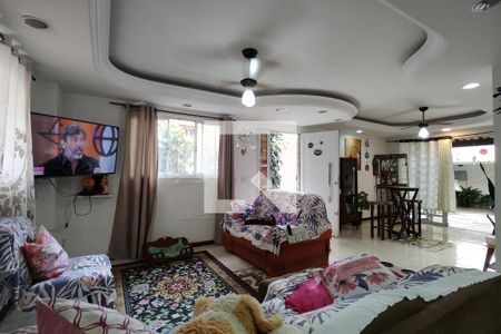 Sala de casa de condomínio para alugar com 4 quartos, 500m² em Taquara, Rio de Janeiro