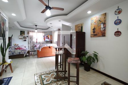 Sala de casa de condomínio para alugar com 4 quartos, 500m² em Taquara, Rio de Janeiro