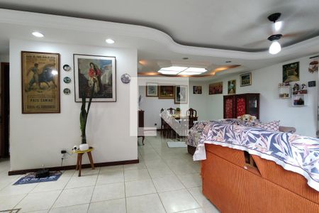 Sala de casa de condomínio para alugar com 4 quartos, 500m² em Taquara, Rio de Janeiro