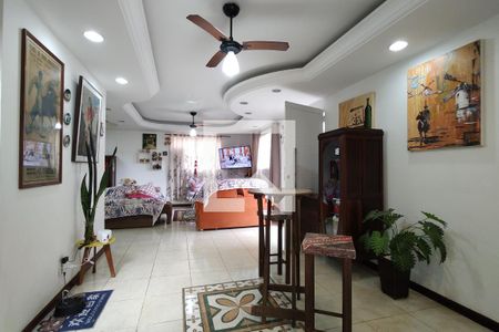 Sala de casa de condomínio para alugar com 4 quartos, 500m² em Taquara, Rio de Janeiro