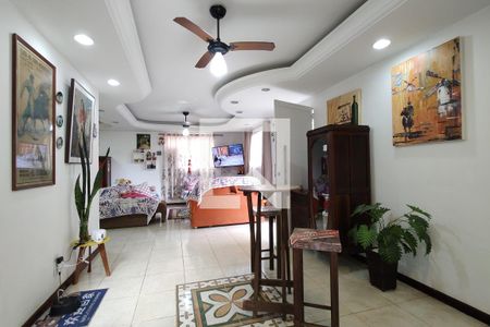 Sala de casa de condomínio para alugar com 4 quartos, 500m² em Taquara, Rio de Janeiro