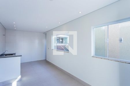Sala e cozinha de casa para alugar com 2 quartos, 51m² em Jardim Santo Elias, São Paulo