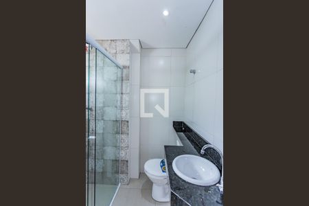 Banheiro social de casa para alugar com 2 quartos, 51m² em Jardim Santo Elias, São Paulo