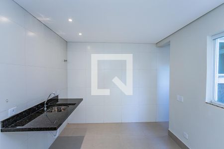 Sala e cozinha de casa para alugar com 2 quartos, 51m² em Jardim Santo Elias, São Paulo