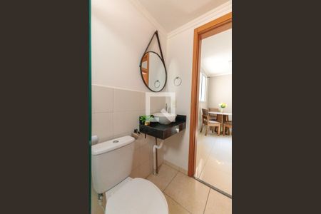 Banheiro de apartamento à venda com 2 quartos, 43m² em Morro Santana, Porto Alegre