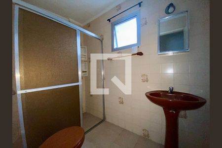 Banheiro de apartamento para alugar com 1 quarto, 57m² em Vila Tupi, Praia Grande