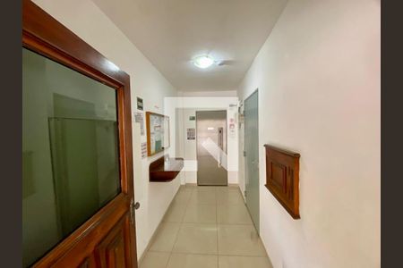 Hall de entrada de apartamento para alugar com 1 quarto, 57m² em Vila Tupi, Praia Grande
