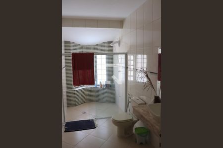 Banheiro de casa à venda com 3 quartos, 450m² em Serra Grande, Niterói