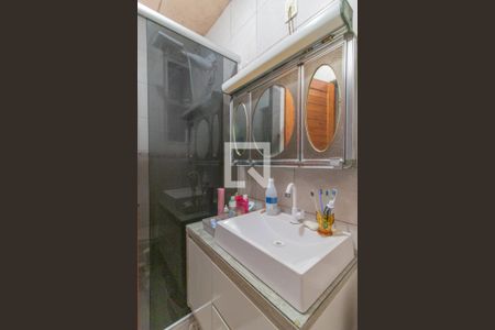Banheiro de apartamento à venda com 2 quartos, 52m² em Vila Nova, Porto Alegre