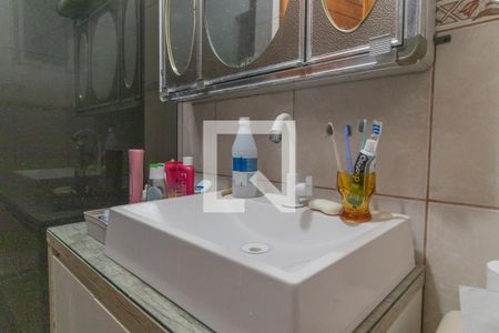 Banheiro de apartamento à venda com 2 quartos, 52m² em Vila Nova, Porto Alegre