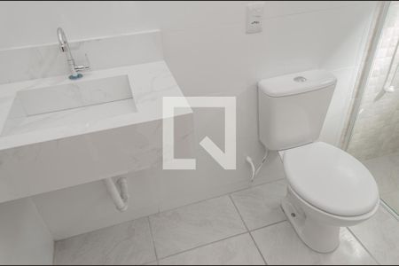 Banheiro de kitnet/studio para alugar com 1 quarto, 28m² em Campeche, Florianópolis
