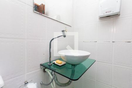 Edicula: Banheiro de casa à venda com 4 quartos, 300m² em Jardim Piratininga, São Paulo