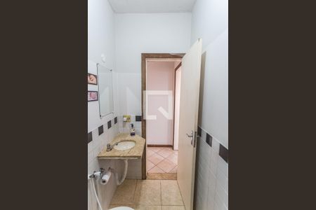 Banheiro Social da Casa de Fundos de casa à venda com 7 quartos, 600m² em Santa Cruz, Belo Horizonte