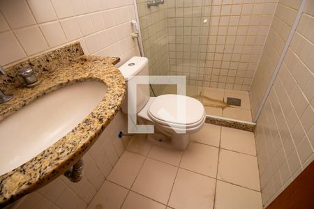 Banheiro social de casa de condomínio à venda com 2 quartos, 55m² em Vargem Pequena, Rio de Janeiro