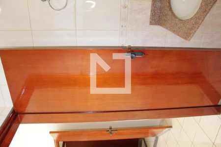 Banheiro Suíte de casa de condomínio à venda com 3 quartos, 184m² em Vila Monticelli, Goiânia