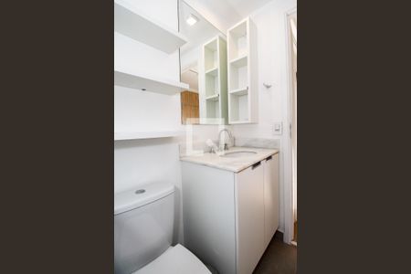 Banheiro de kitnet/studio para alugar com 1 quarto, 25m² em Sumarezinho, São Paulo