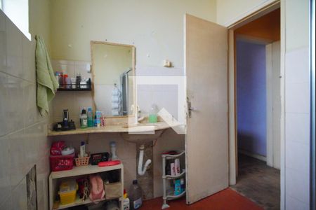 Banheiro de casa à venda com 3 quartos, 300m² em Humaitá, Porto Alegre