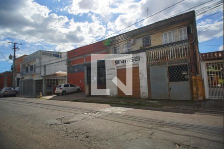 Fachada de casa à venda com 3 quartos, 300m² em Humaitá, Porto Alegre