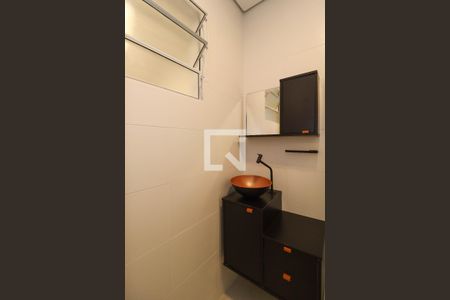 Banheiro de kitnet/studio para alugar com 1 quarto, 25m² em Vila Madalena, São Paulo