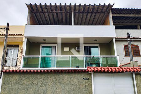 Fachada de casa à venda com 3 quartos, 195m² em Taquara, Rio de Janeiro