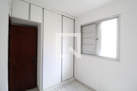 Quarto 2 de apartamento para alugar com 2 quartos, 50m² em Santa Mônica, Uberlândia