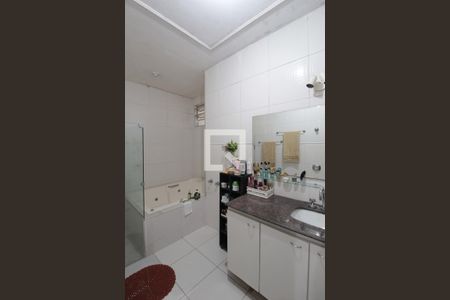 Casa à venda com 551m², 5 quartos e 6 vagasBanheiro da Suite 1