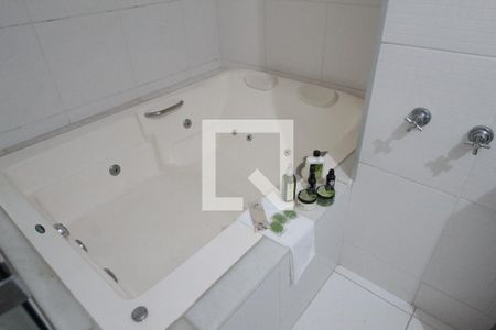 Casa à venda com 551m², 5 quartos e 6 vagasBanheiro da Suite 1