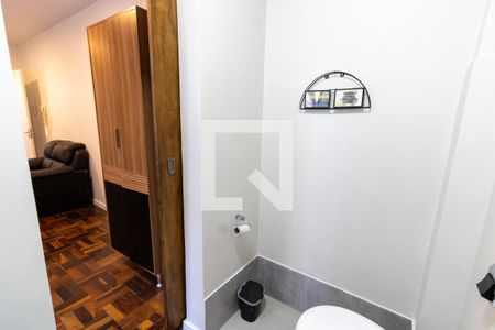Banheiro de apartamento à venda com 1 quarto, 36m² em Azenha, Porto Alegre