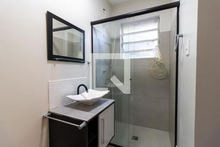 Banheiro de apartamento à venda com 1 quarto, 36m² em Azenha, Porto Alegre