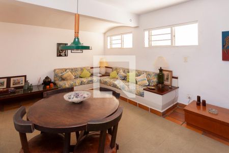 Sala de TV de casa de condomínio à venda com 4 quartos, 250m² em Jardim Itapeva, São Paulo