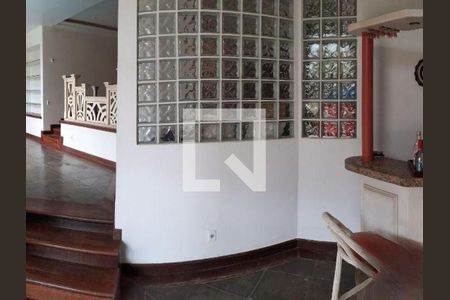 Casa à venda com 3 quartos, 370m² em Matapaca, Niterói
